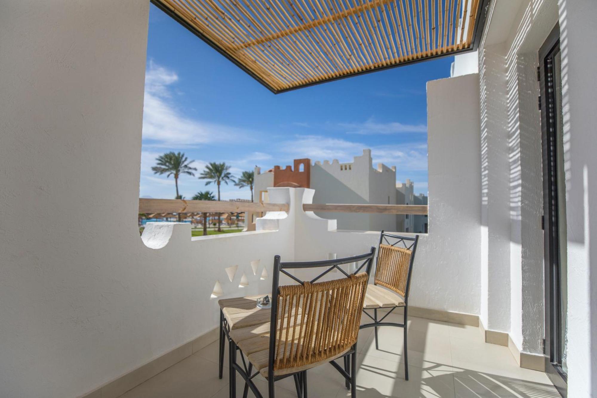 Sunrise Tucana Resort Grand Select 洪加達 客房 照片 A balcony